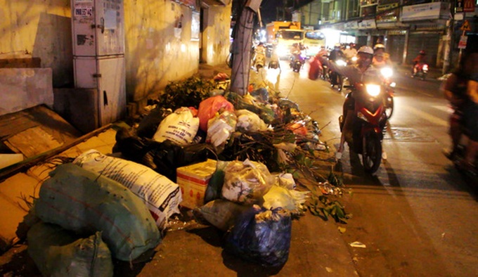 Fines fail to deter HCM City litter bugs - 1