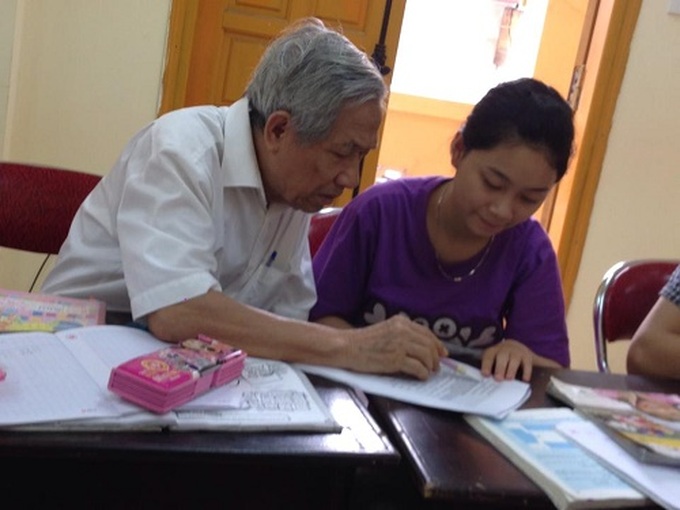 Retired teacher offers free education - 2