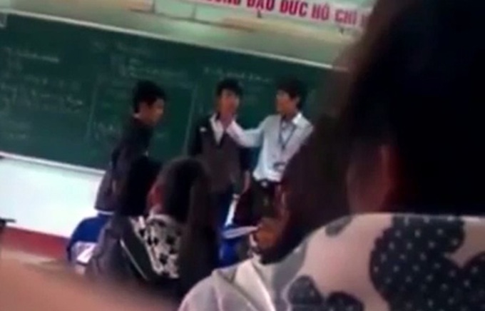 Teacher dismissed after slapping students - 1