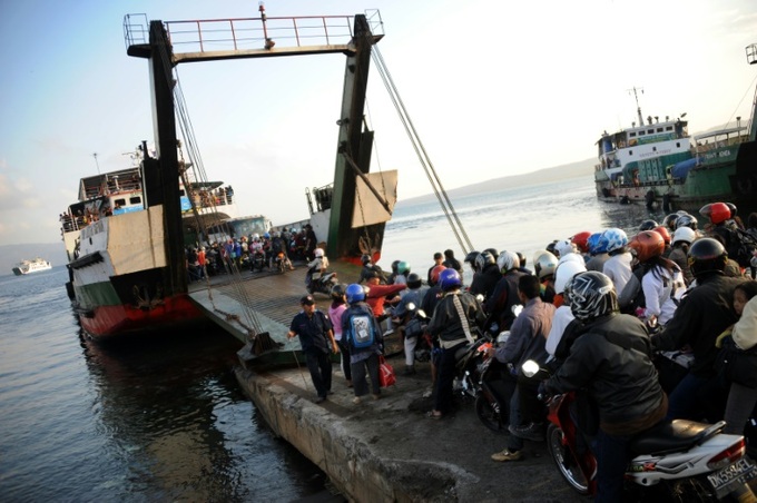 Search resumes for Indonesian ferry, dozens missing: Official - 4 Search resumes for Indonesian ferry, dozens missing: Official - 4