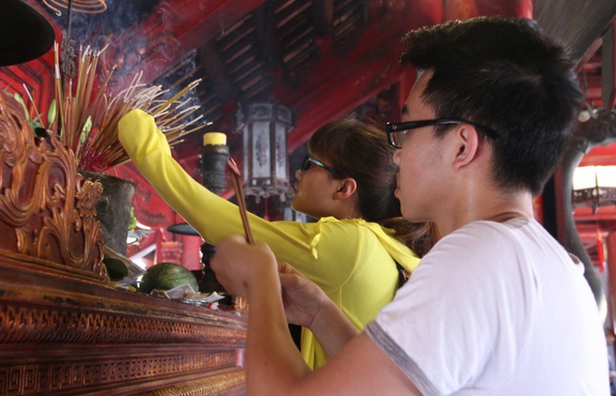 Students seek luck before exam at Temple of Literature - 2