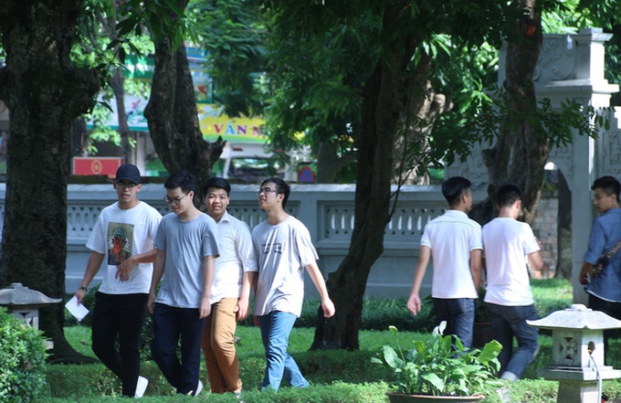Students seek luck before exam at Temple of Literature - 1