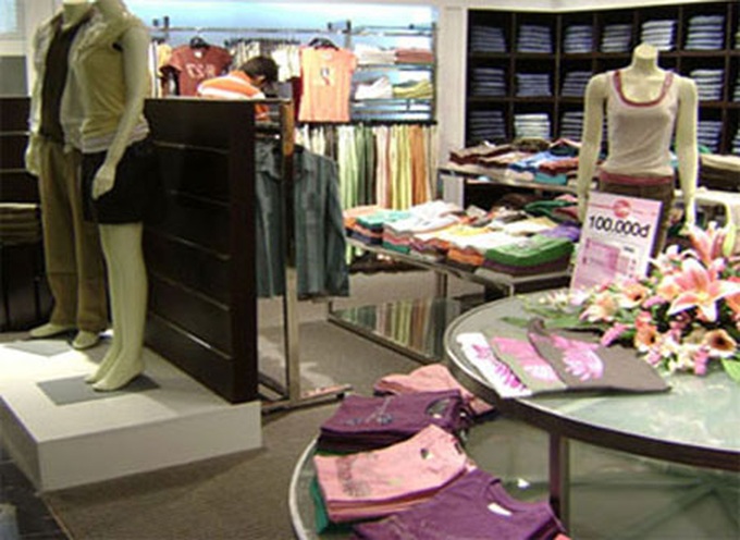 Slow sales means big discounts on new clothing - 1