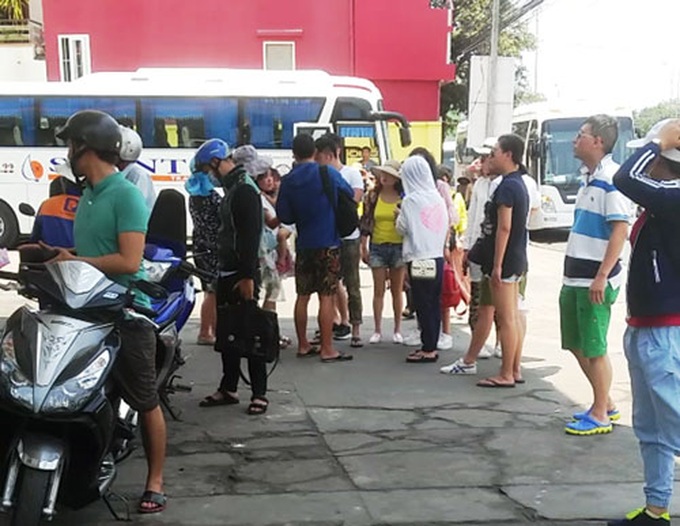 Travel firm has licence revoked for recruiting foreign staff - 1