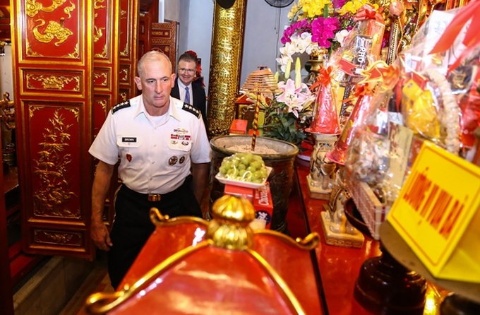 US general visits Hai Ba Trung temple, praising the Vietnamese People’s Army - 7
