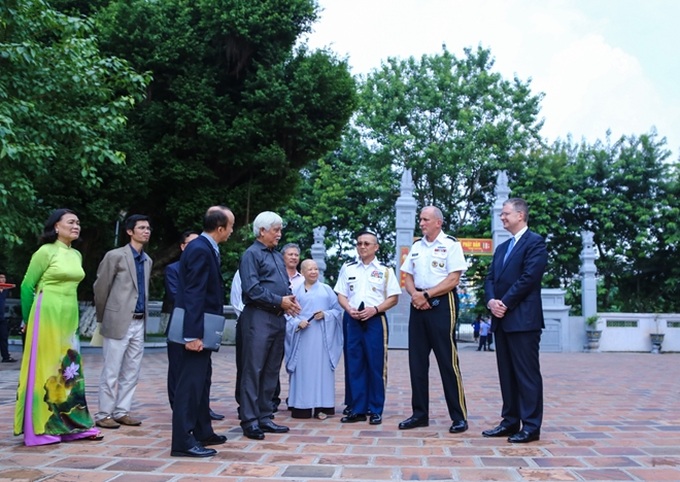US general visits Hai Ba Trung temple, praising the Vietnamese People’s Army - 4