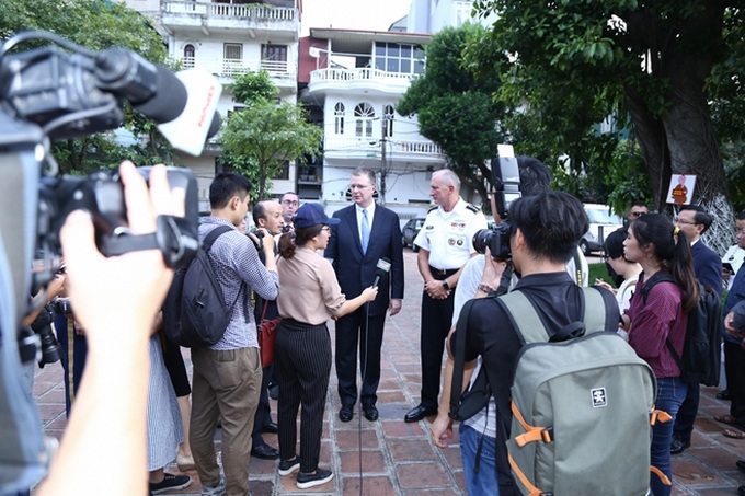 US general visits Hai Ba Trung temple, praising the Vietnamese People’s Army - 10
