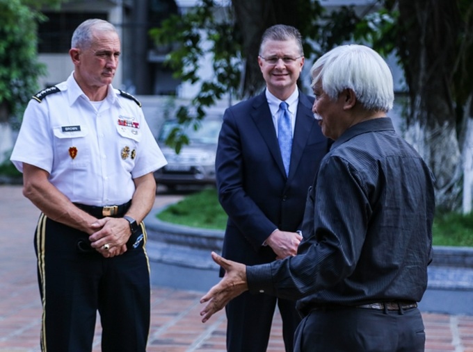 US general visits Hai Ba Trung temple, praising the Vietnamese People’s Army - 2