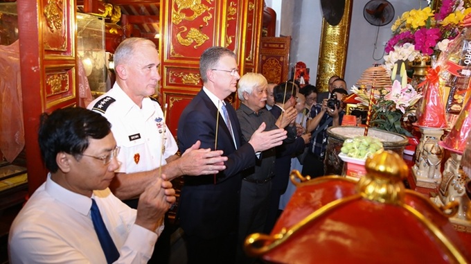 US general visits Hai Ba Trung temple, praising the Vietnamese People’s Army - 8