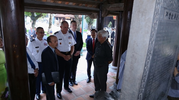 US general visits Hai Ba Trung temple, praising the Vietnamese People’s Army - 9