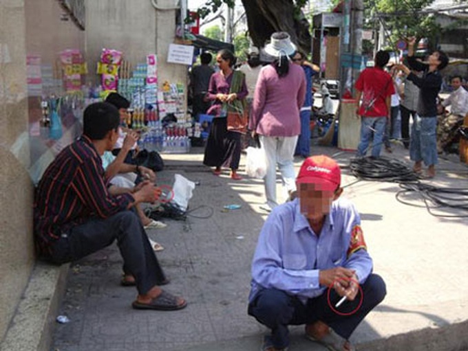 HCM City hotels, restaurants adopt ambitious anti-smoking campaign - 1