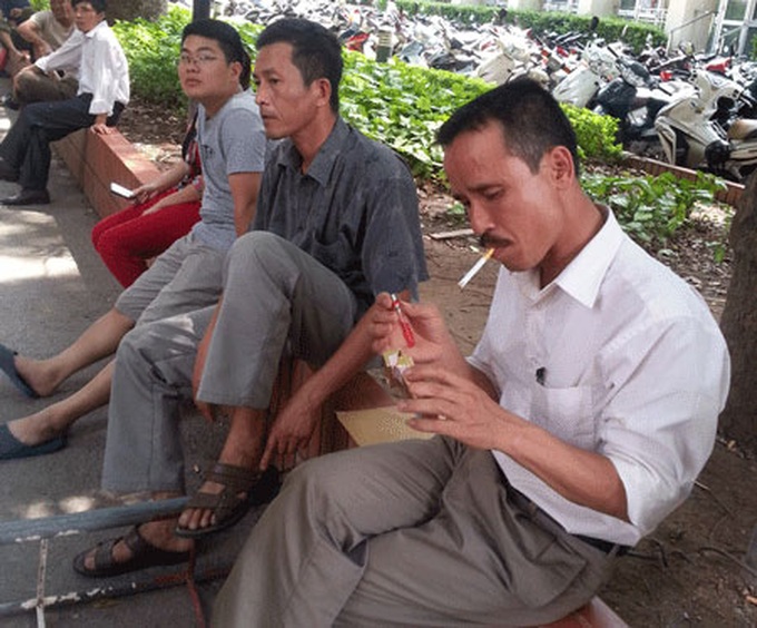 Vietnamese youth take up smoking - 1 Vietnamese youth take up smoking - 1