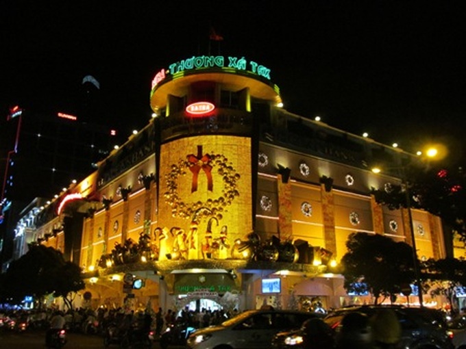 Boisterous Christmas atmosphere in HCM City - 2