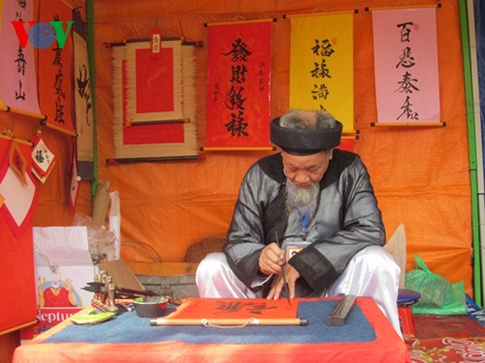 Calligraphy writing street attracts Hanoians - 1