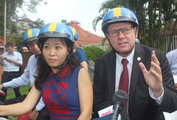 Swedish parliamentarians promote helmet, traffic safety in Hanoi - 1