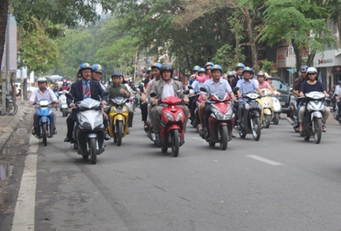 Swedish parliamentarians promote helmet, traffic safety in Hanoi - 2