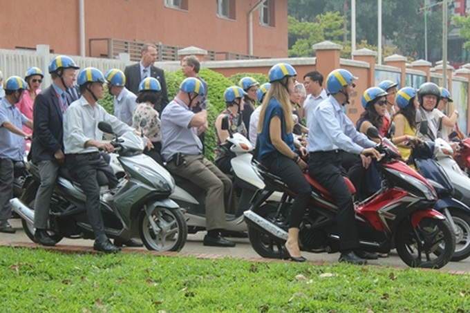 Swedish parliamentarians promote helmet, traffic safety in Hanoi - 3