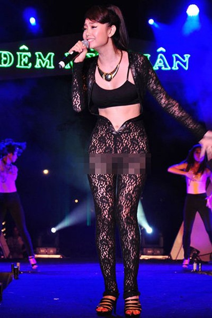 Audiences demand apologies for costume "mishaps" - 3 Audiences demand apologies for costume "mishaps" - 3