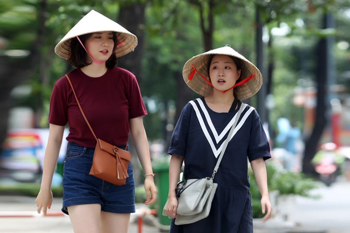 Blazingly hot weather in HCM City - 11