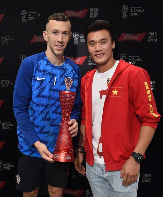 Bui Tien Dung presents Man of the Match award to Ivan Perisic - 1