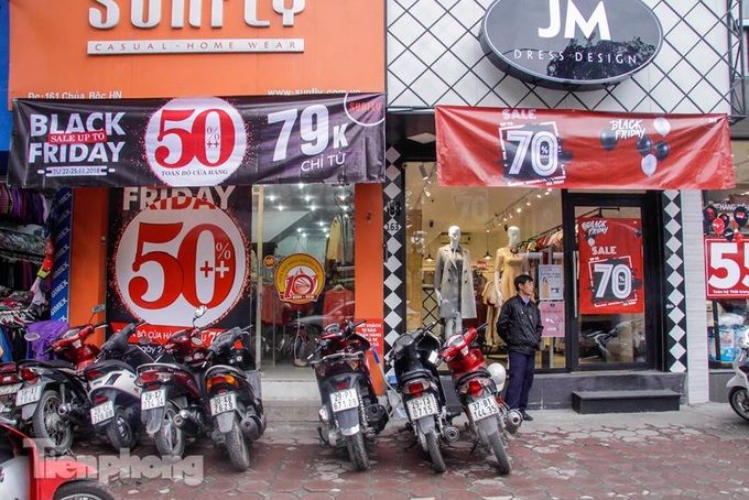 Black Friday promotions colour Hanoi streets - 1