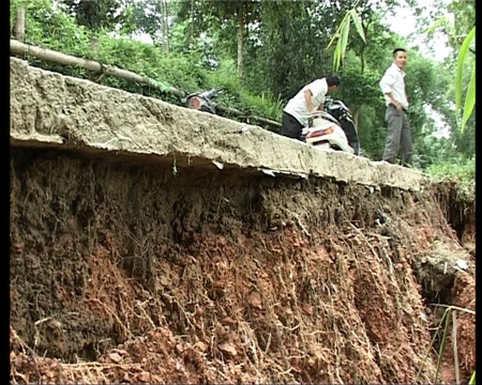 Landslides threaten old village in Quang Tri - 1