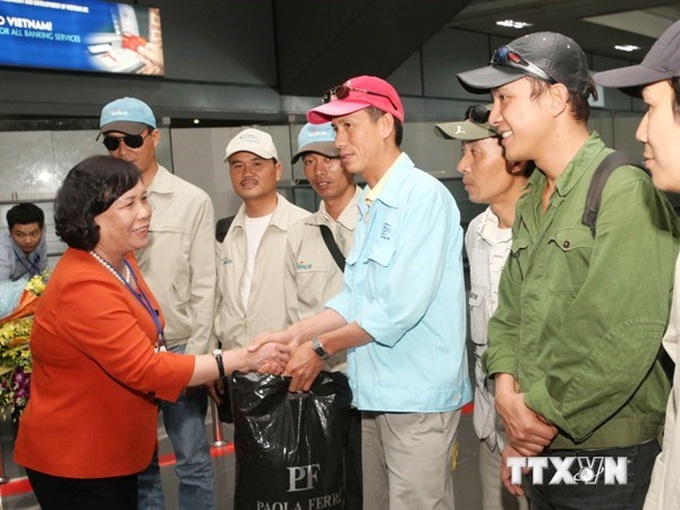 More Vietnamese workers return home from Libya - 1