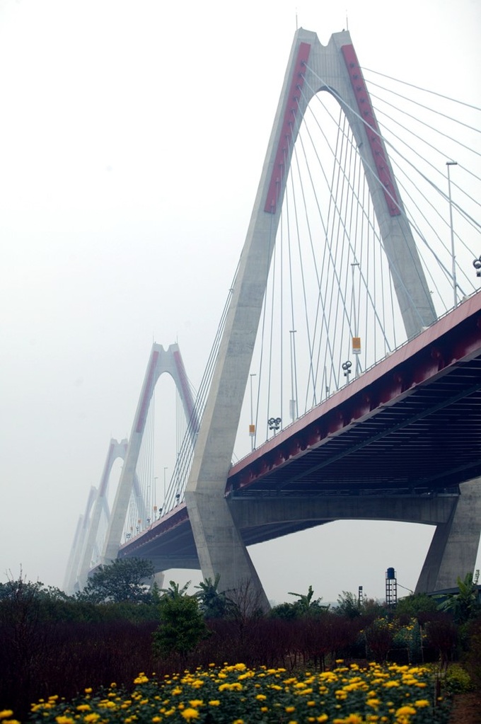 Visitors cause chaos on Nhat Tan Bridge on opening day - 2 Visitors cause chaos on Nhat Tan Bridge on opening day - 2