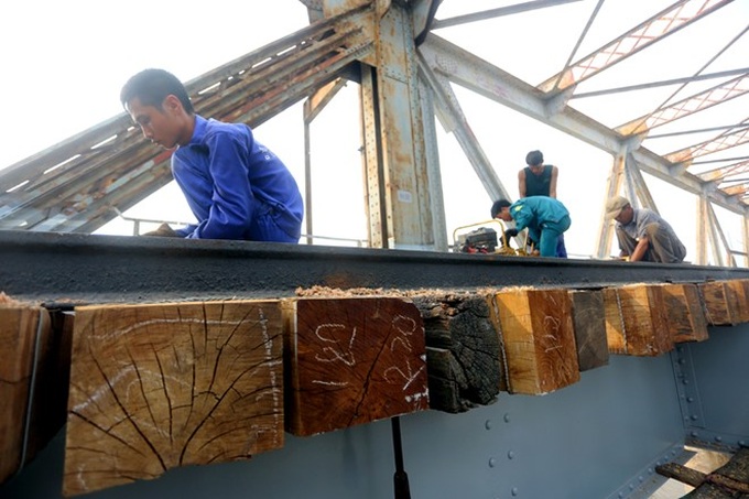 VND300bn to overhaul Long Bien Bridge - 5