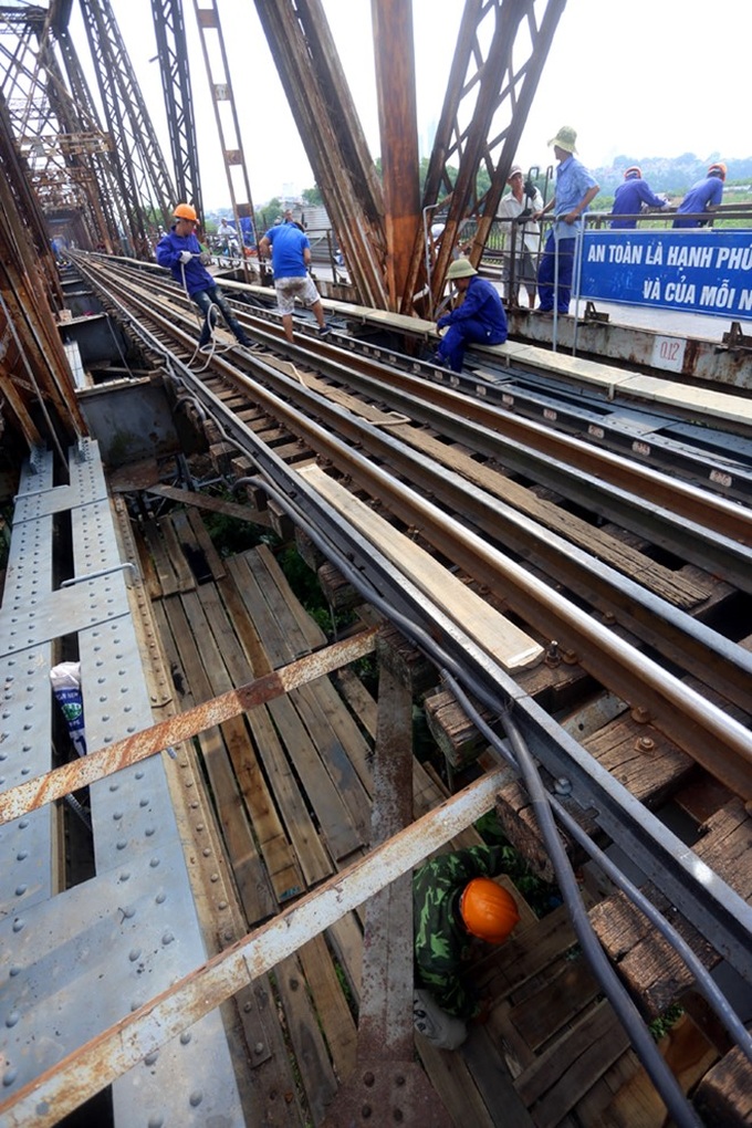 VND300bn to overhaul Long Bien Bridge - 9