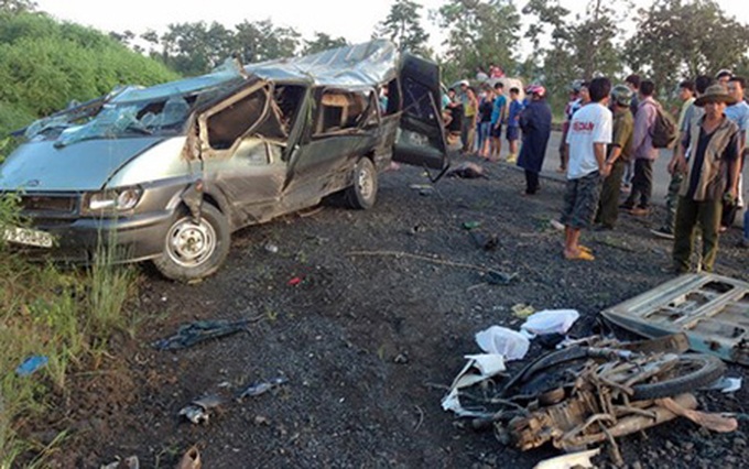 Traffic accident in Dak Lak kills two, injuries 11 - 1