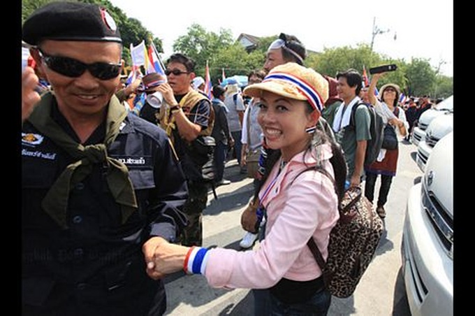 Thai tensions ease as police abandon barricades - 1