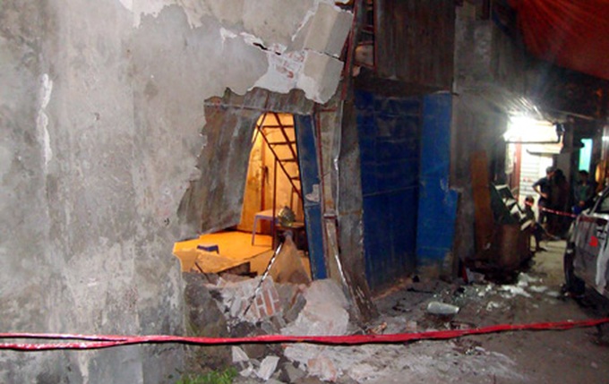 Taxi collision kills one, injuries eight in Hanoi - 2