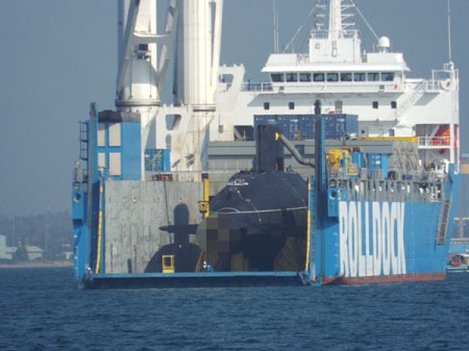 Navy Kilo-class sub arrives at Cam Ranh Port - 3