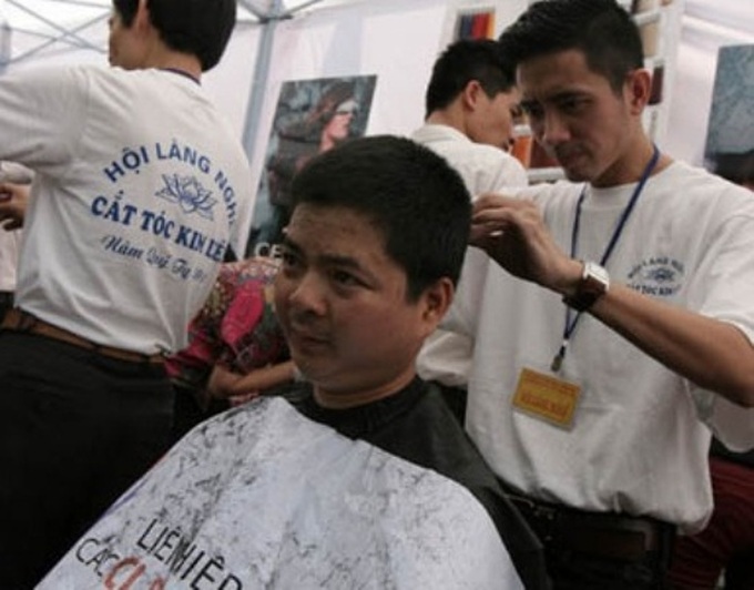 Hanoi tries to revive traditional haircut village - 1