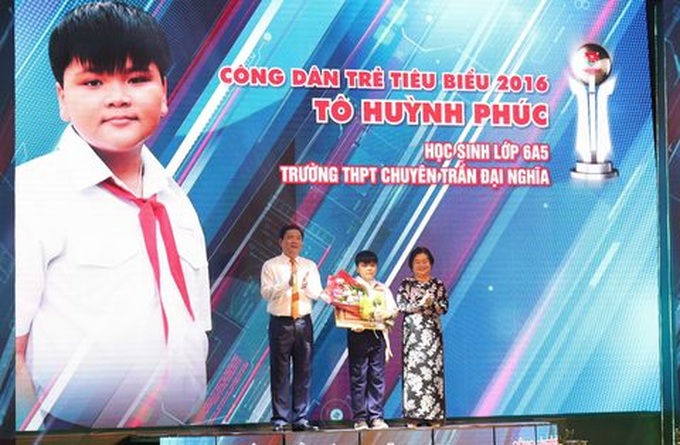 HCM City honours 10 outstanding young citizens of 2016 - 2