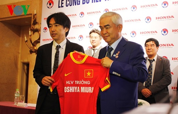 Toshiya Miura coaches national football team - 1