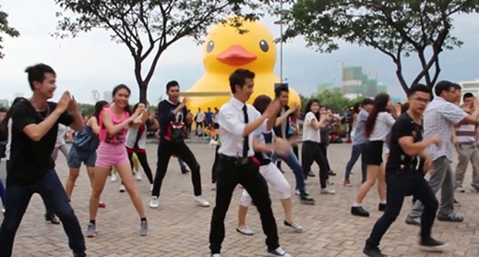 Vietnamese young people more creative in love proposal - 1