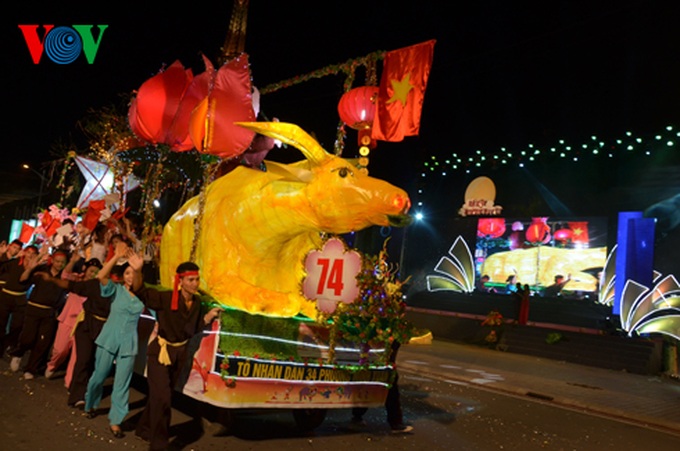 Giant lantern parade celebrating Full-Moon Festival - 2