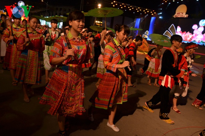 Giant lantern parade celebrating Full-Moon Festival - 21