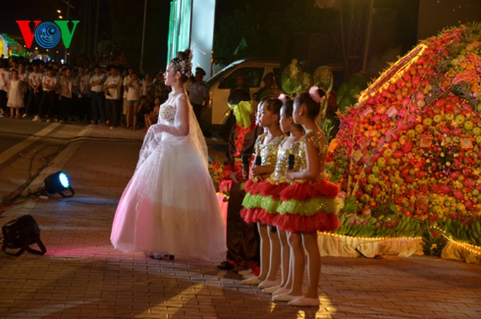 Giant lantern parade celebrating Full-Moon Festival - 24