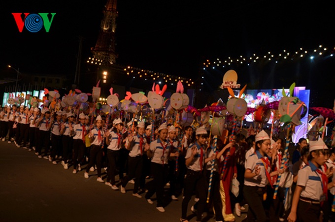 Giant lantern parade celebrating Full-Moon Festival - 27
