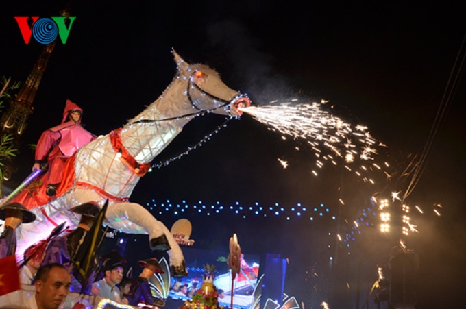 Giant lantern parade celebrating Full-Moon Festival - 3
