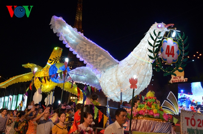 Giant lantern parade celebrating Full-Moon Festival - 37