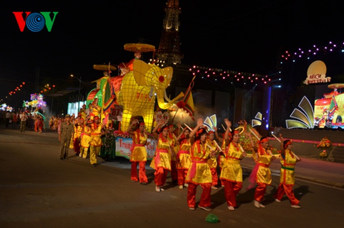 Giant lantern parade celebrating Full-Moon Festival - 40