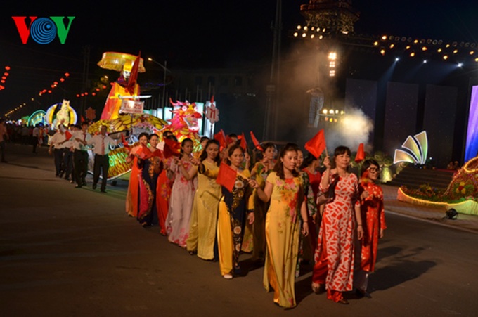 Giant lantern parade celebrating Full-Moon Festival - 7