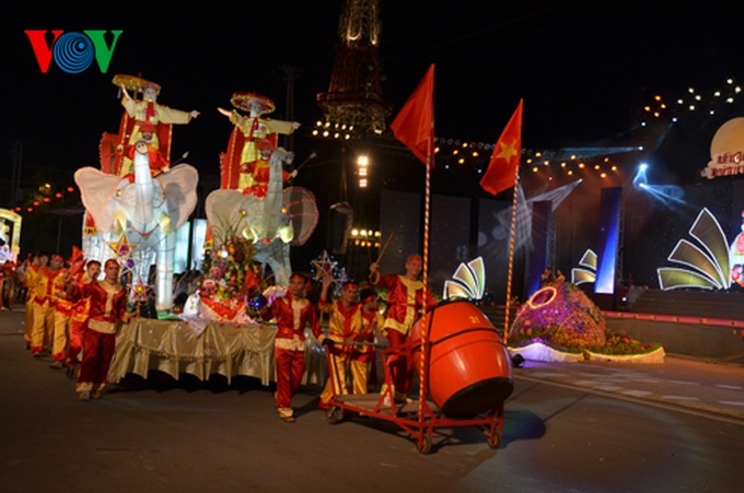 Giant lantern parade celebrating Full-Moon Festival - 9
