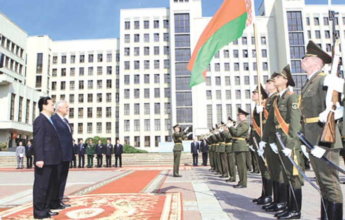 Prime Minister Dung talks trade co-operation in Belarus - 1