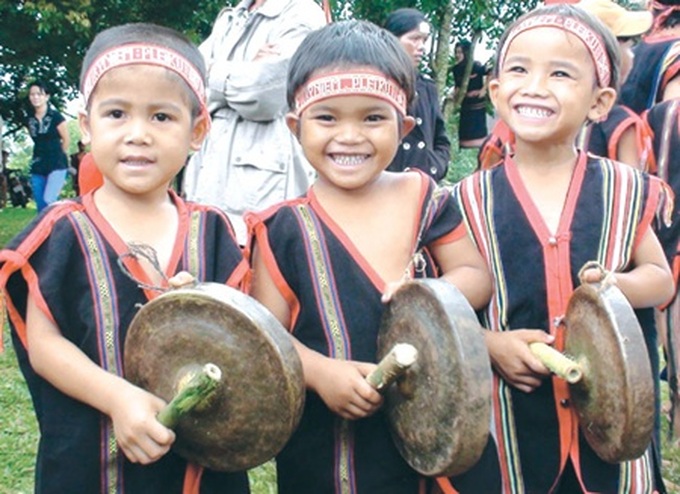 Schools teach children how to beat out rhythm on a gong - 1