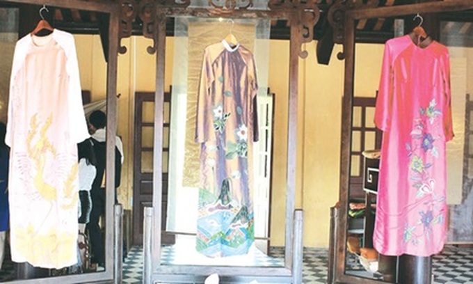 Hue visitors get glimpse of royalty - 1 Hue visitors get glimpse of royalty - 1